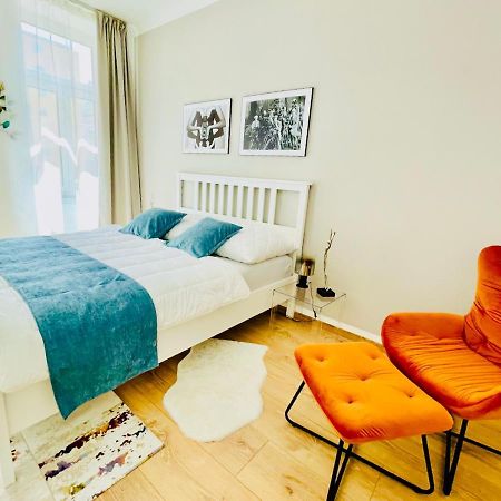 Colorful & Quiet Apartment In Beautiful Viennese Building Buitenkant foto