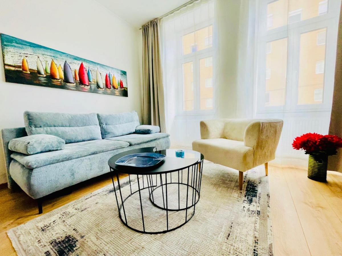 Colorful & Quiet Apartment In Beautiful Viennese Building Buitenkant foto