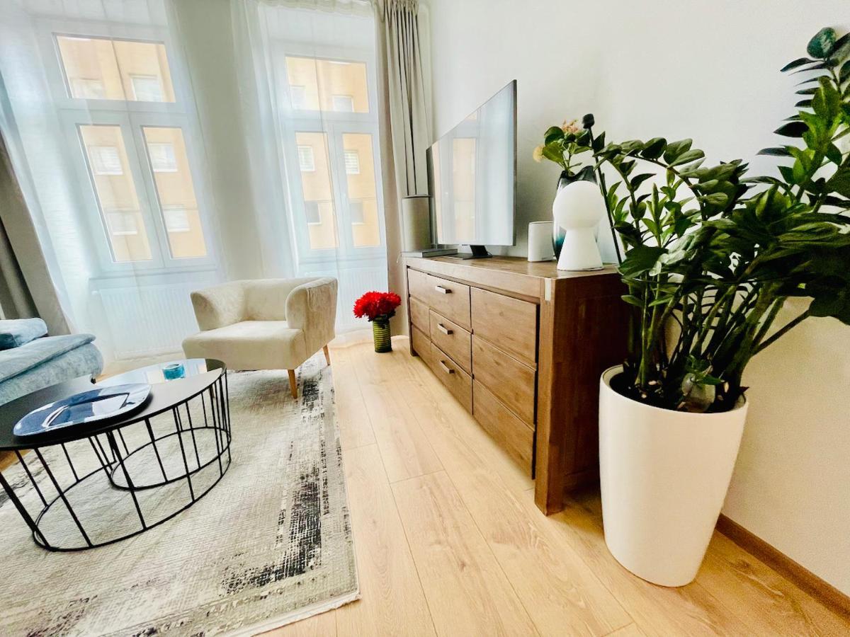 Colorful & Quiet Apartment In Beautiful Viennese Building Buitenkant foto