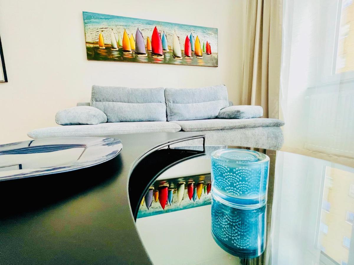 Colorful & Quiet Apartment In Beautiful Viennese Building Buitenkant foto