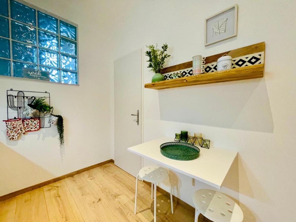 Colorful & Quiet Apartment In Beautiful Viennese Building Buitenkant foto