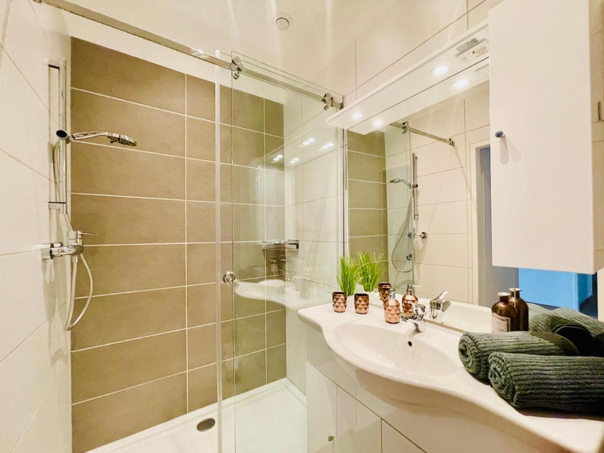 Colorful & Quiet Apartment In Beautiful Viennese Building Buitenkant foto