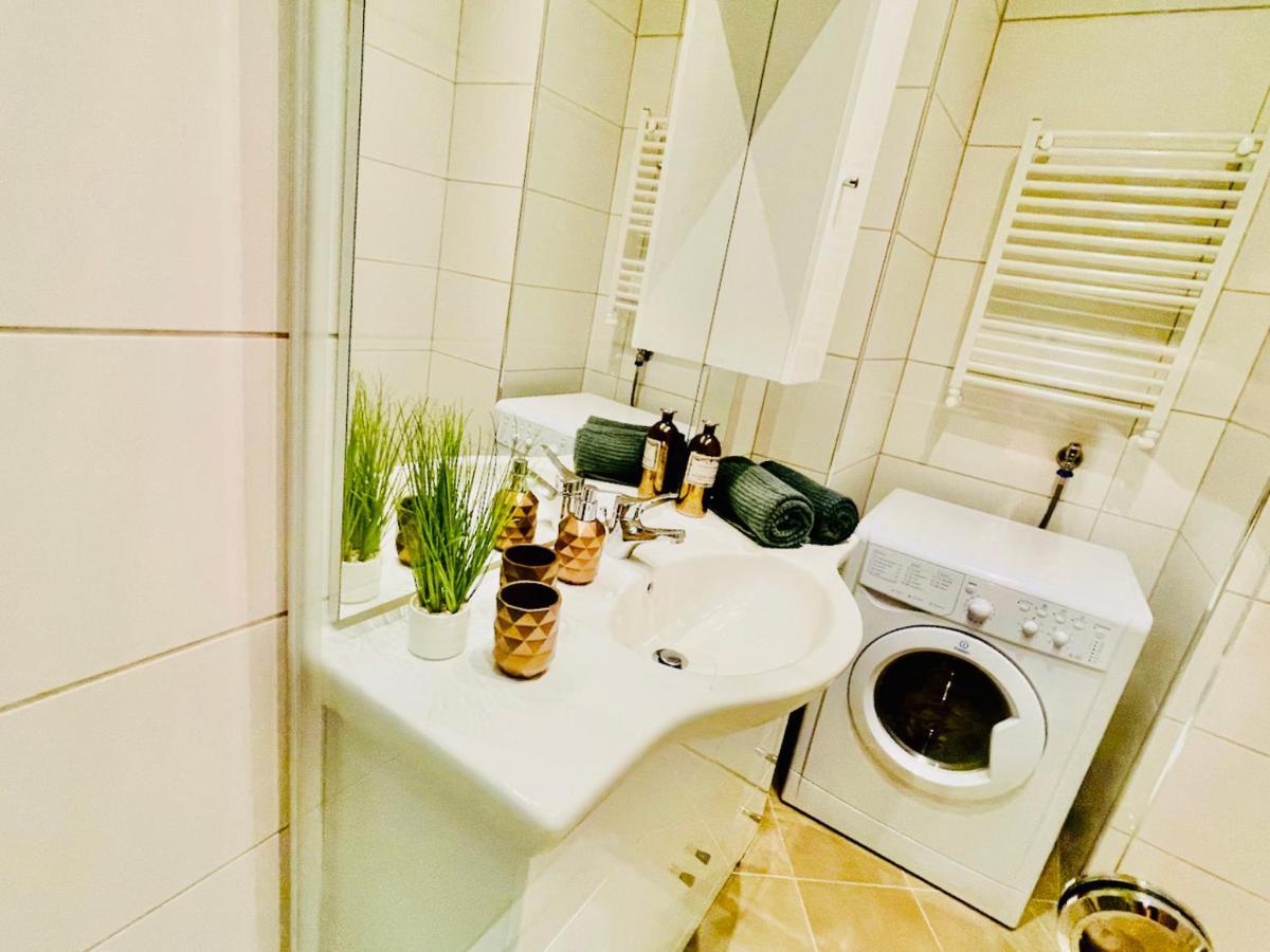 Colorful & Quiet Apartment In Beautiful Viennese Building Buitenkant foto
