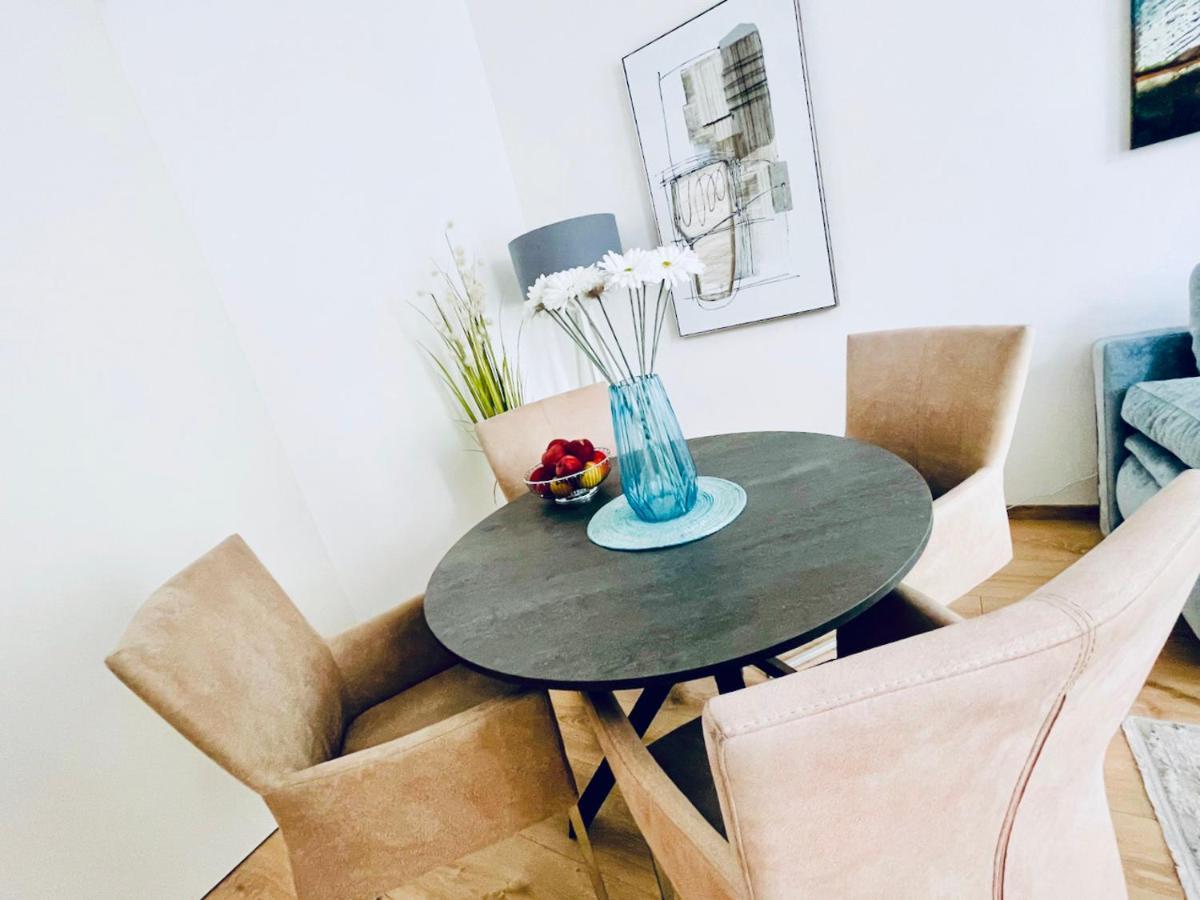 Colorful & Quiet Apartment In Beautiful Viennese Building Buitenkant foto