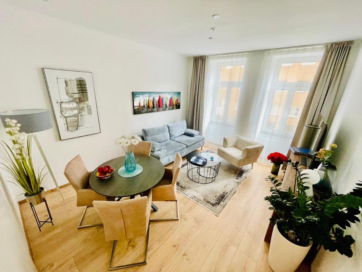 Colorful & Quiet Apartment In Beautiful Viennese Building Buitenkant foto